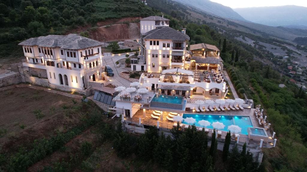 Kërculla Resort a Gjirokastër con piscina e panorama sulle montagne
